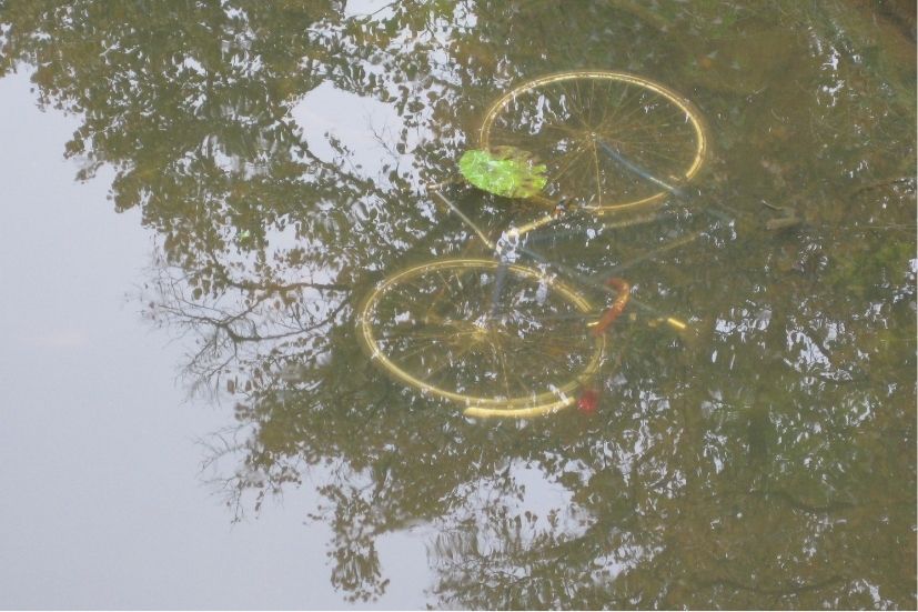 Nietrzeźwy 15-latek utopił w Jezioraku cudzy rower